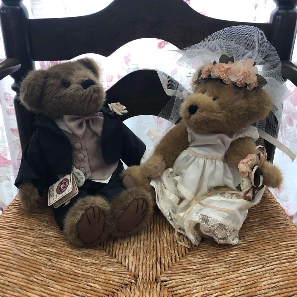 Boyd’s bears wedding couple